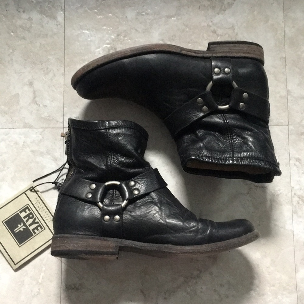 Frye women’s Phillips harness boots short